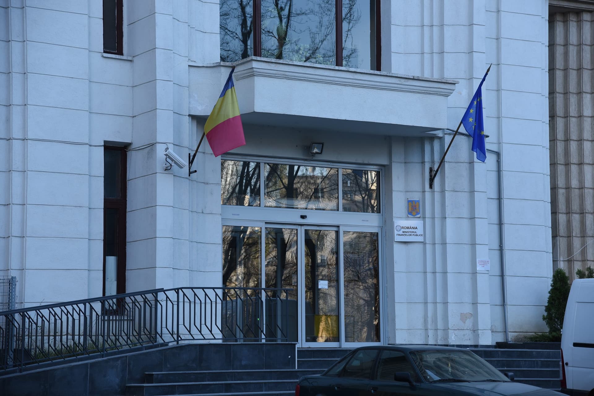 Clădirea Ministerului Finanțelor din București, un bloc administrativ masiv din beton și sticlă, văzut de pe bulevard.