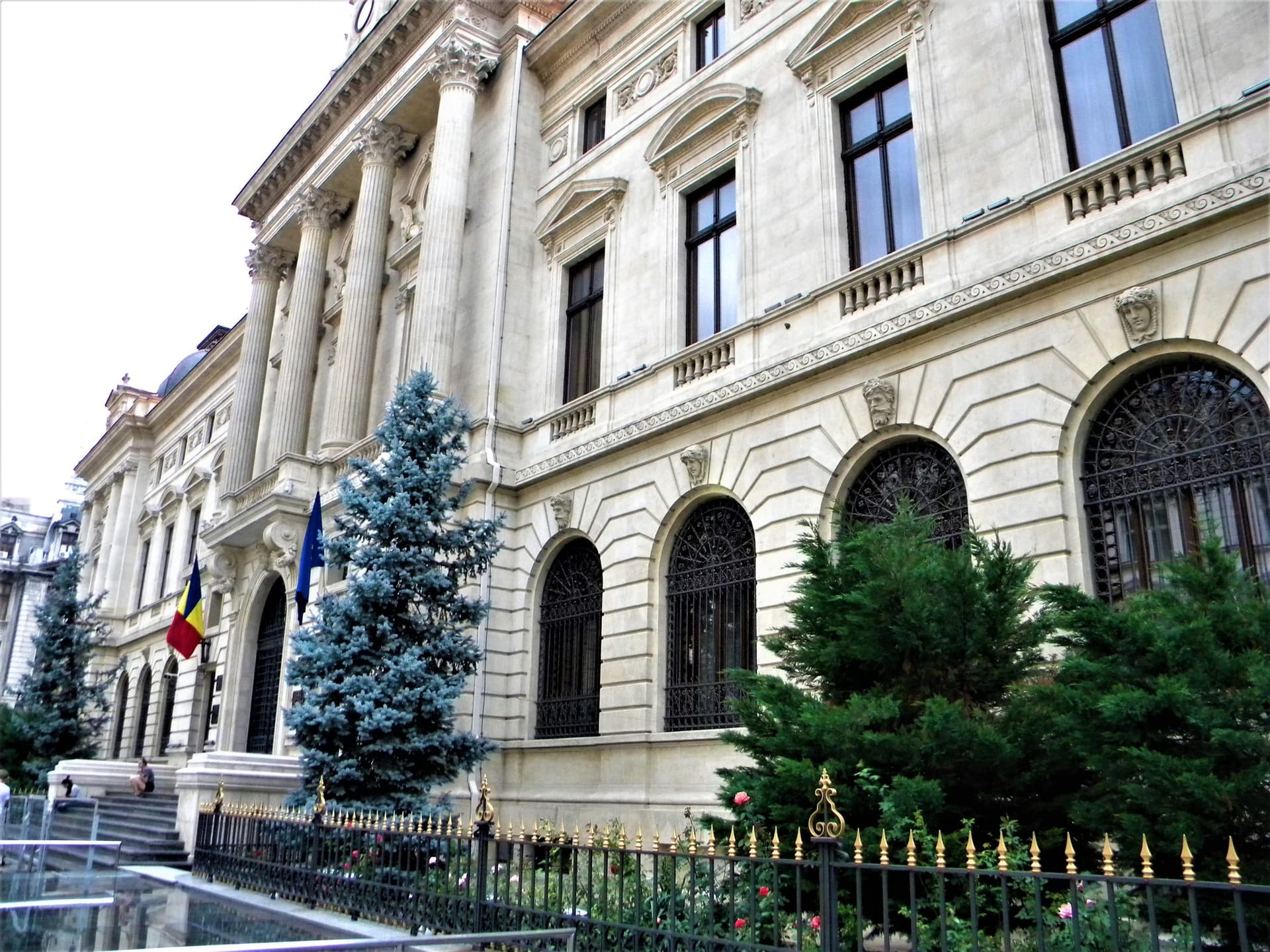 Fațada Palatului Băncii Naționale a României din București, clădire monumentală în stil eclectic, cu coloane și frontoane sculptate