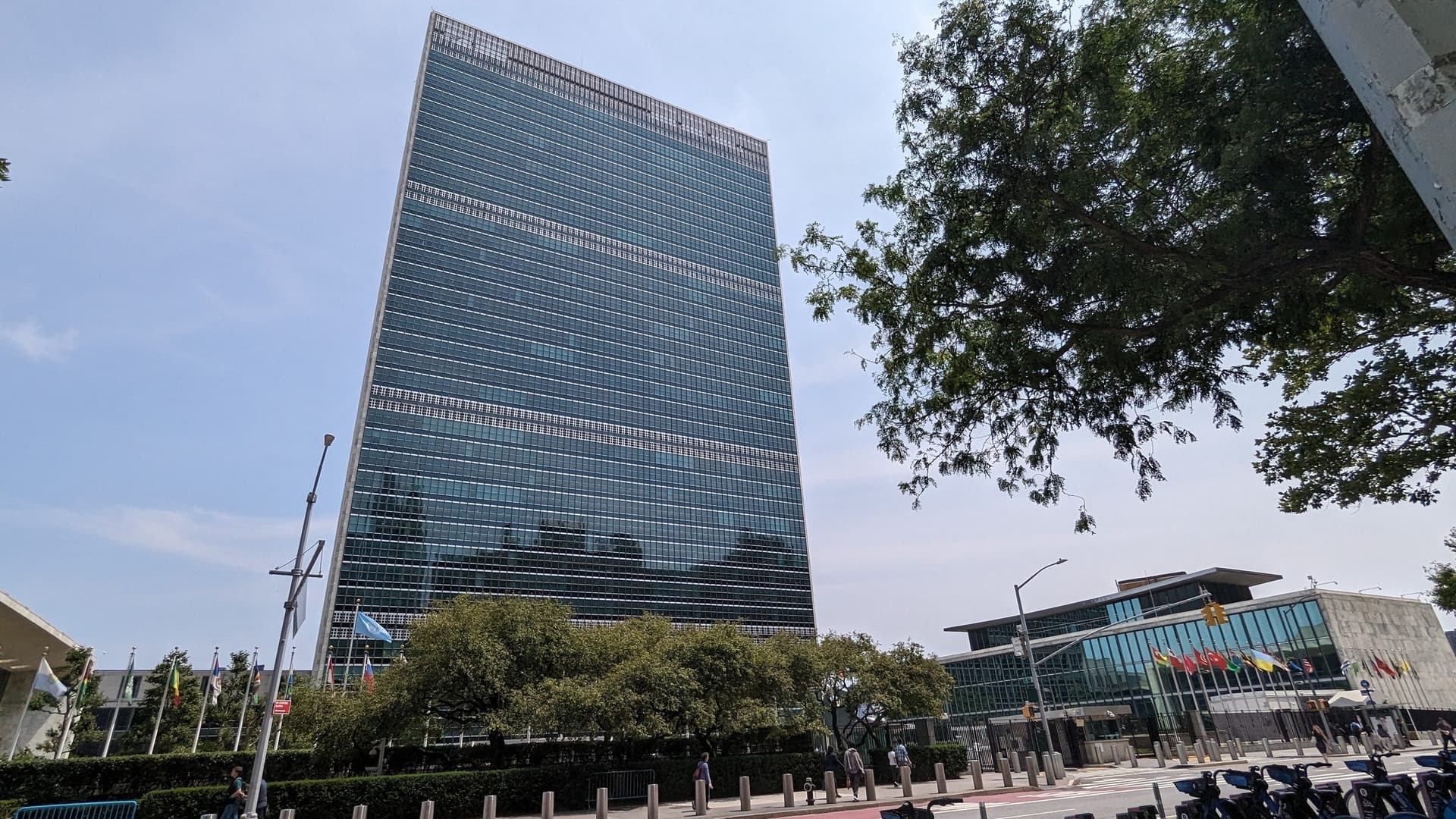 Sediul Organizației Națiunilor Unite din New York, turnul Secretariatului din sticlă și clădirea Adunării Generale, văzute de afară