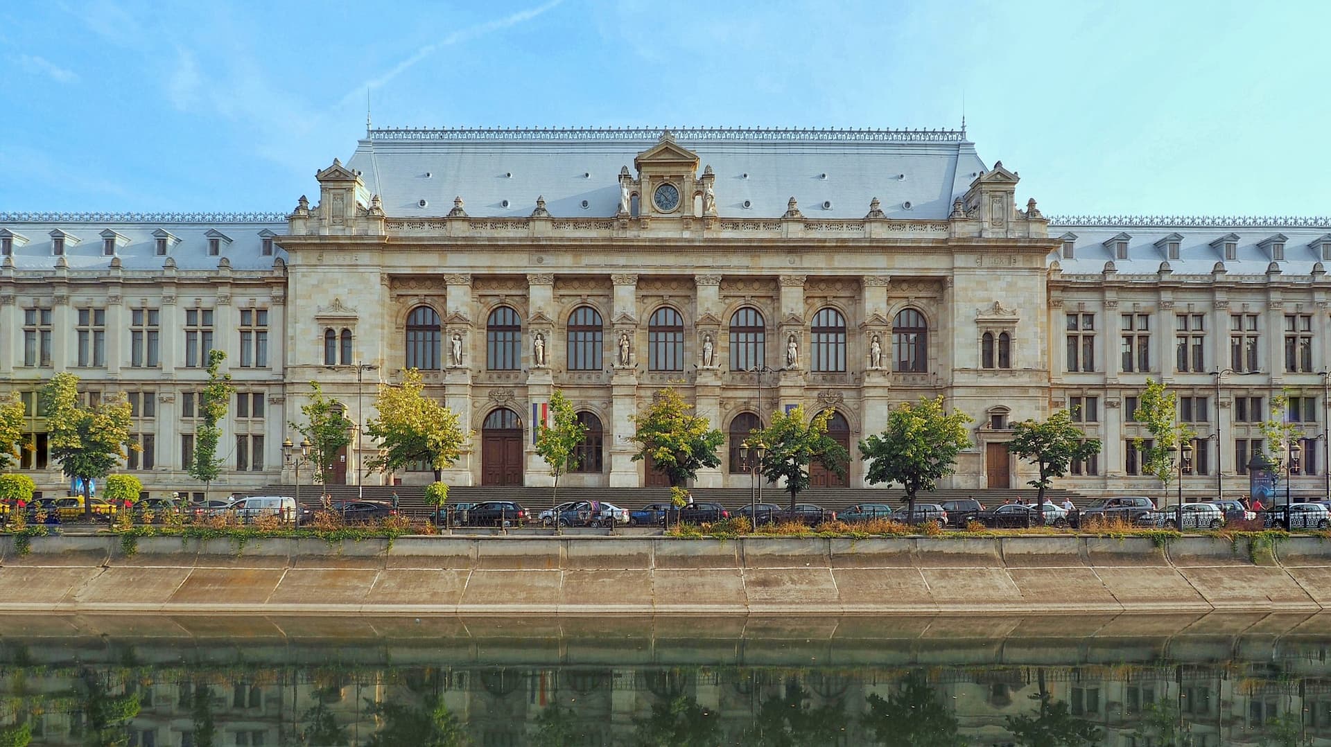 Fațada Palatului de Justiție din București, văzută de pe Splaiul Independenței, într-o zi însorită