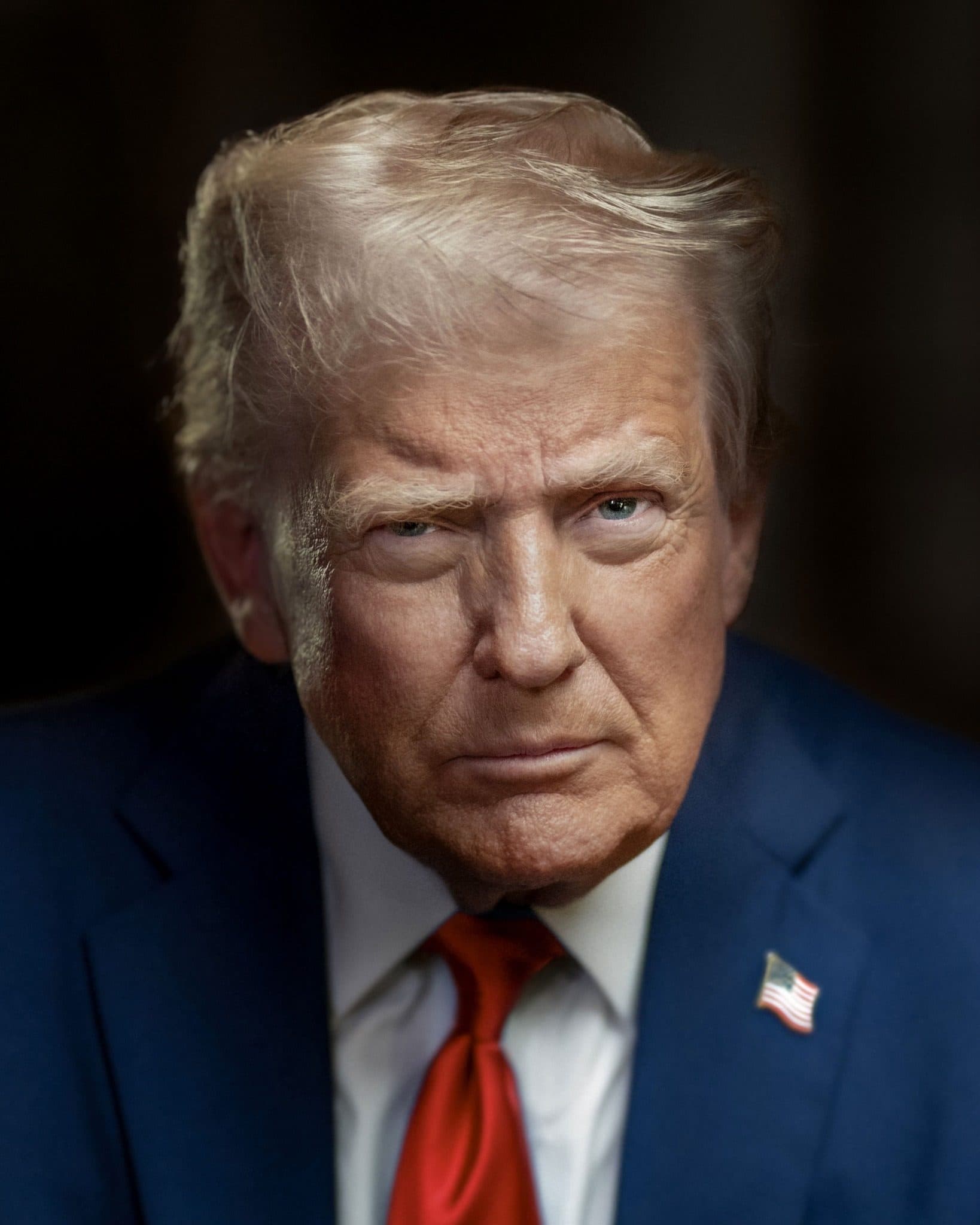 Portretul oficial al președintelui american Donald Trump: costum închis la culoare, cravată roșie, privind spre cameră, cu drapelul american în fundal.