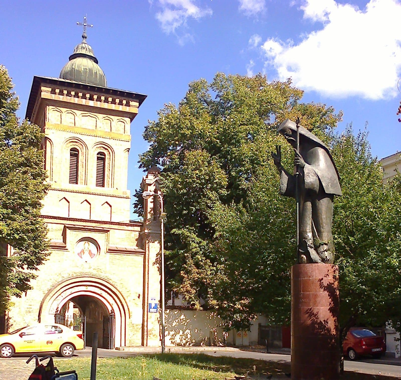 Statuia mitropolitului Antim Ivireanul, în veșminte arhierești, cu o carte în mână, amplasată în fața intrării în Mănăstirea Antim din București